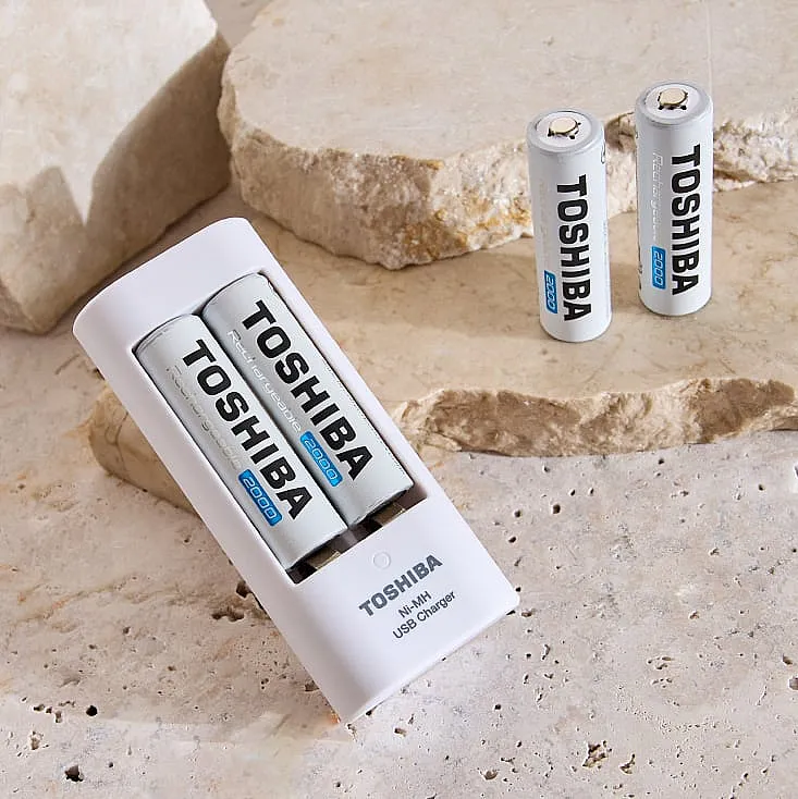 TOSHIBA USB punjač za Ni-MH akumu. AA, AAA + 4 punjiva akum. AA 2000mAh