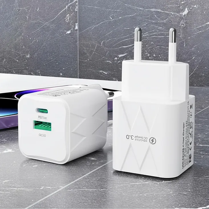 Univerzalni brzi punjač 1xPD Type-C + 1xQC USBP370
